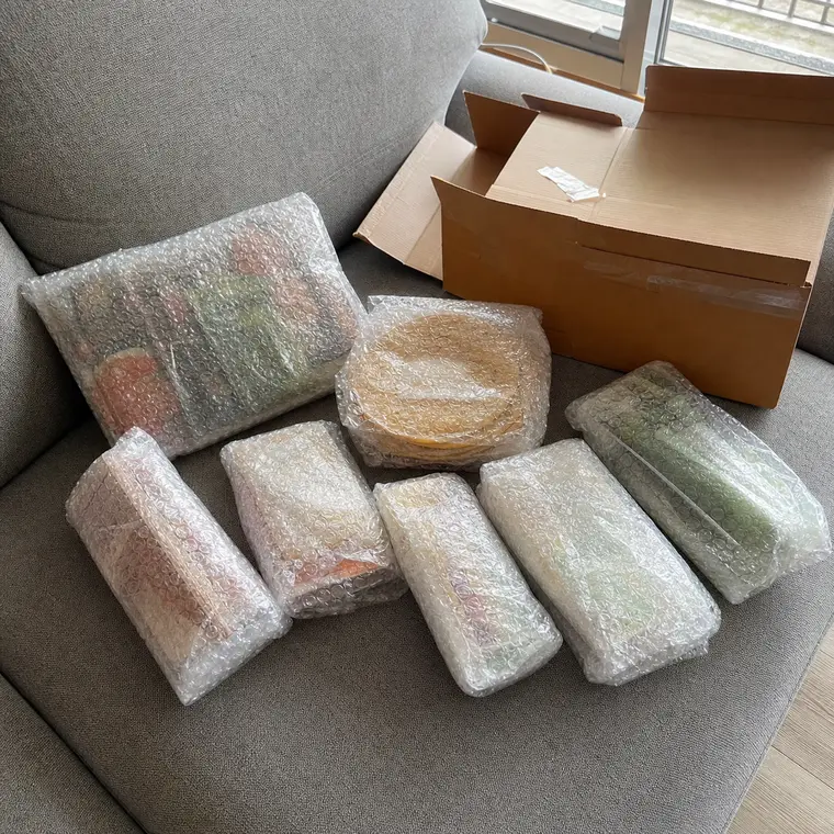 สินค้าไทยหลายชิ้นที่ ParcelRadar ห่อกันกระแทกก่อนจัดส่งต่างประเทศ